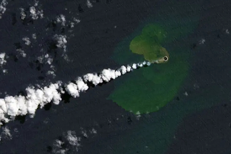 เกาะ ใหม่ปรากฏในมหาสมุทรแปซิฟิกจากภูเขาไฟระเบิด